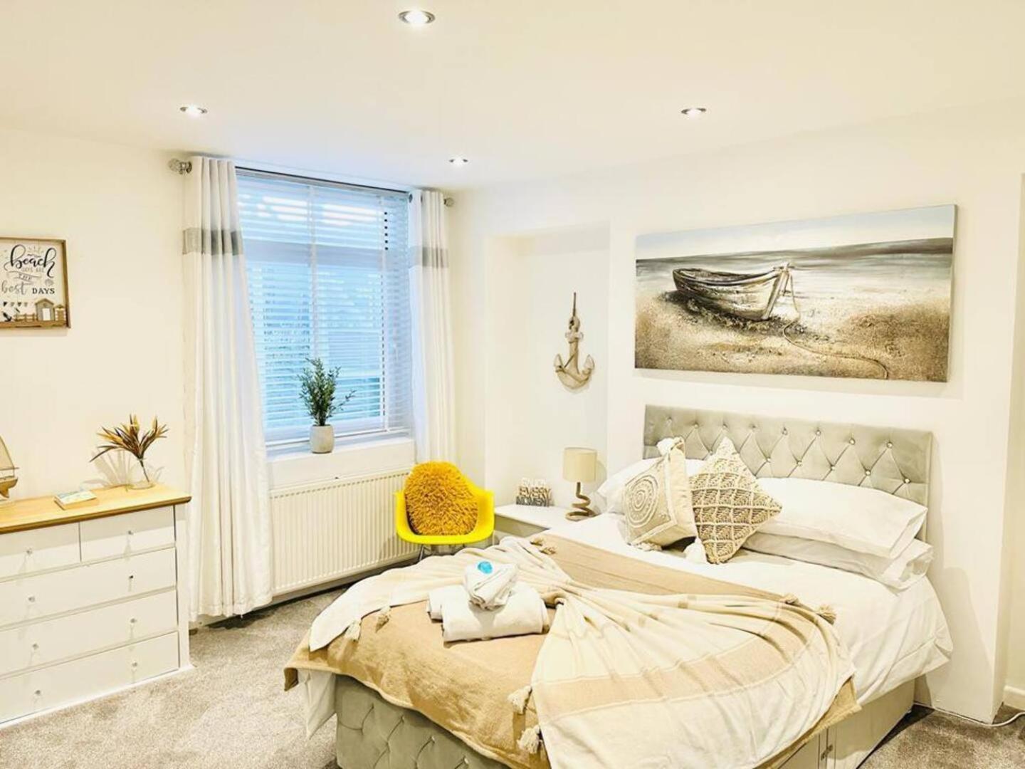 Stunning 3 Double Bedroom Beach Front Apartment พอร์ตสมัธ ภายนอก รูปภาพ