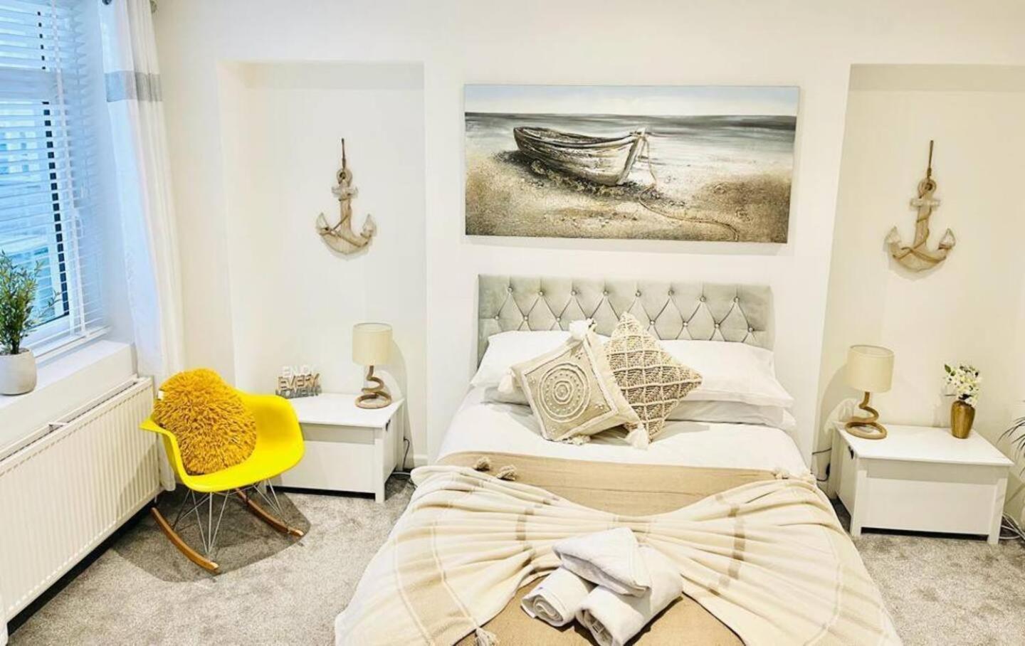 Stunning 3 Double Bedroom Beach Front Apartment พอร์ตสมัธ ภายนอก รูปภาพ