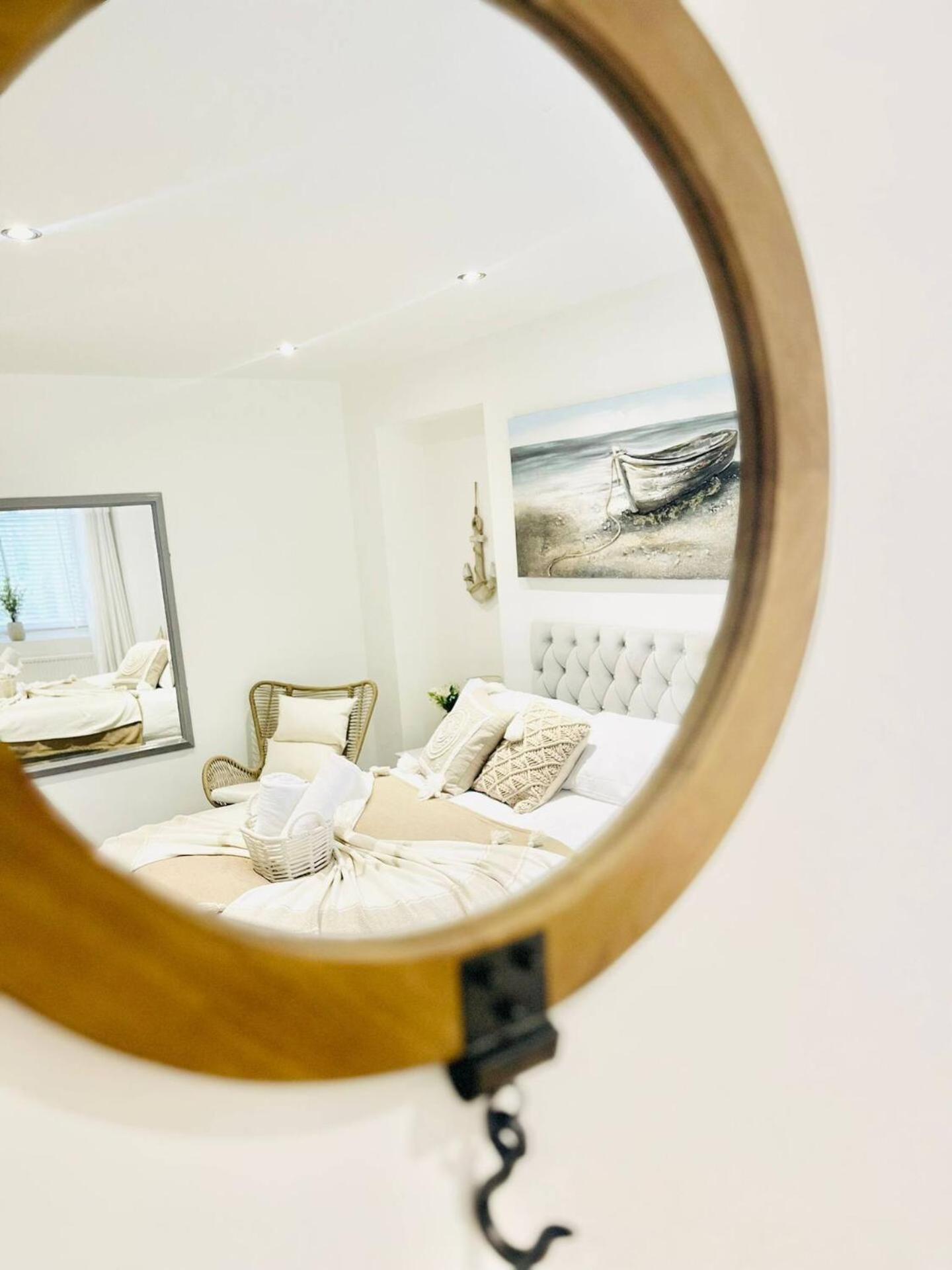 Stunning 3 Double Bedroom Beach Front Apartment พอร์ตสมัธ ภายนอก รูปภาพ