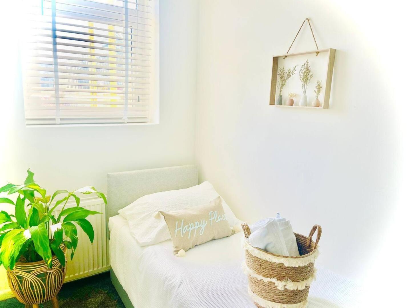Stunning 3 Double Bedroom Beach Front Apartment พอร์ตสมัธ ภายนอก รูปภาพ